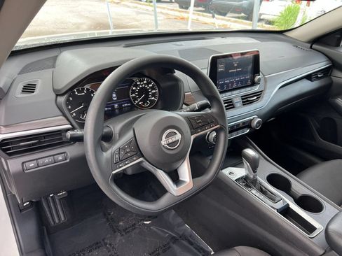 Used 2025 Nissan Altima 2.5 SV FWD image 34