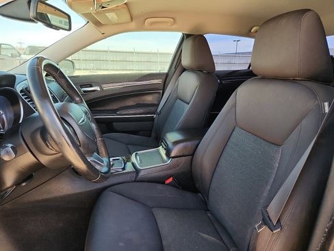 Used 2018 Chrysler 300 Touring w/ Chrome Appearance Package image 11