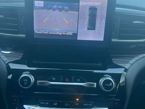 Used 2023 Ford Explorer Limited image 6