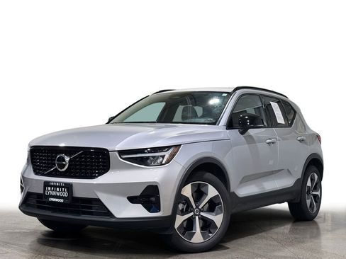 Used 2023 Volvo XC40 B5 Plus AWD/4WD image 1