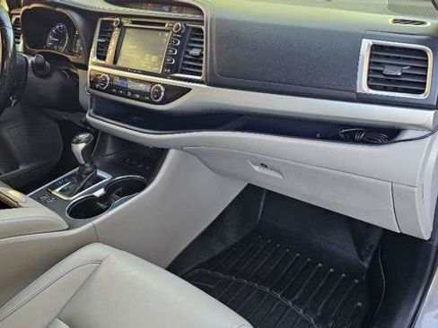 Used 2019 Toyota Highlander XLE AWD/4WD image 37