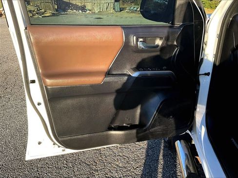 Used 2020 Toyota Tacoma Limited image 15