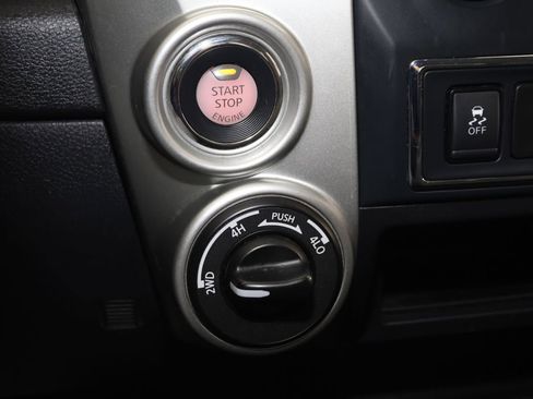 Used 2017 Nissan Titan SV AWD/4WD image 24