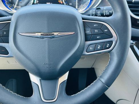 Used 2023 Chrysler Pacifica Touring-L FWD image 18