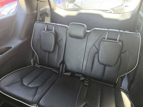 Used 2026 Chrysler Pacifica Limited FWD image 4