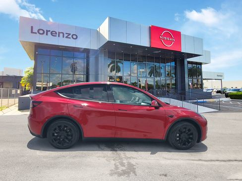 Used 2024 Tesla Model Y Long Range RWD image 4
