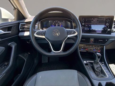 Certified 2025 Volkswagen Jetta SE w/ Sunroof Package FWD image 4