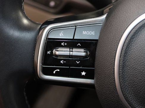Used 2025 Kia Carnival FWD image 21