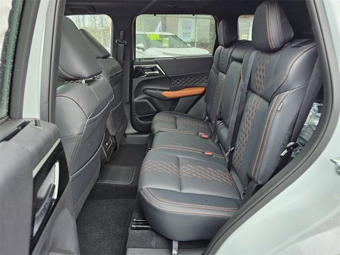 New 2025 Mitsubishi Outlander SEL image 11
