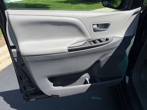 Used 2015 Toyota Sienna LE FWD image 31