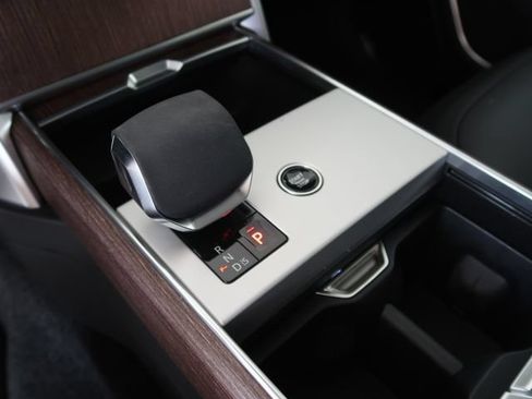 Used 2025 Land Rover Range Rover SE AWD/4WD image 29