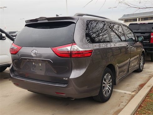 Used 2020 Toyota Sienna XLE image 3