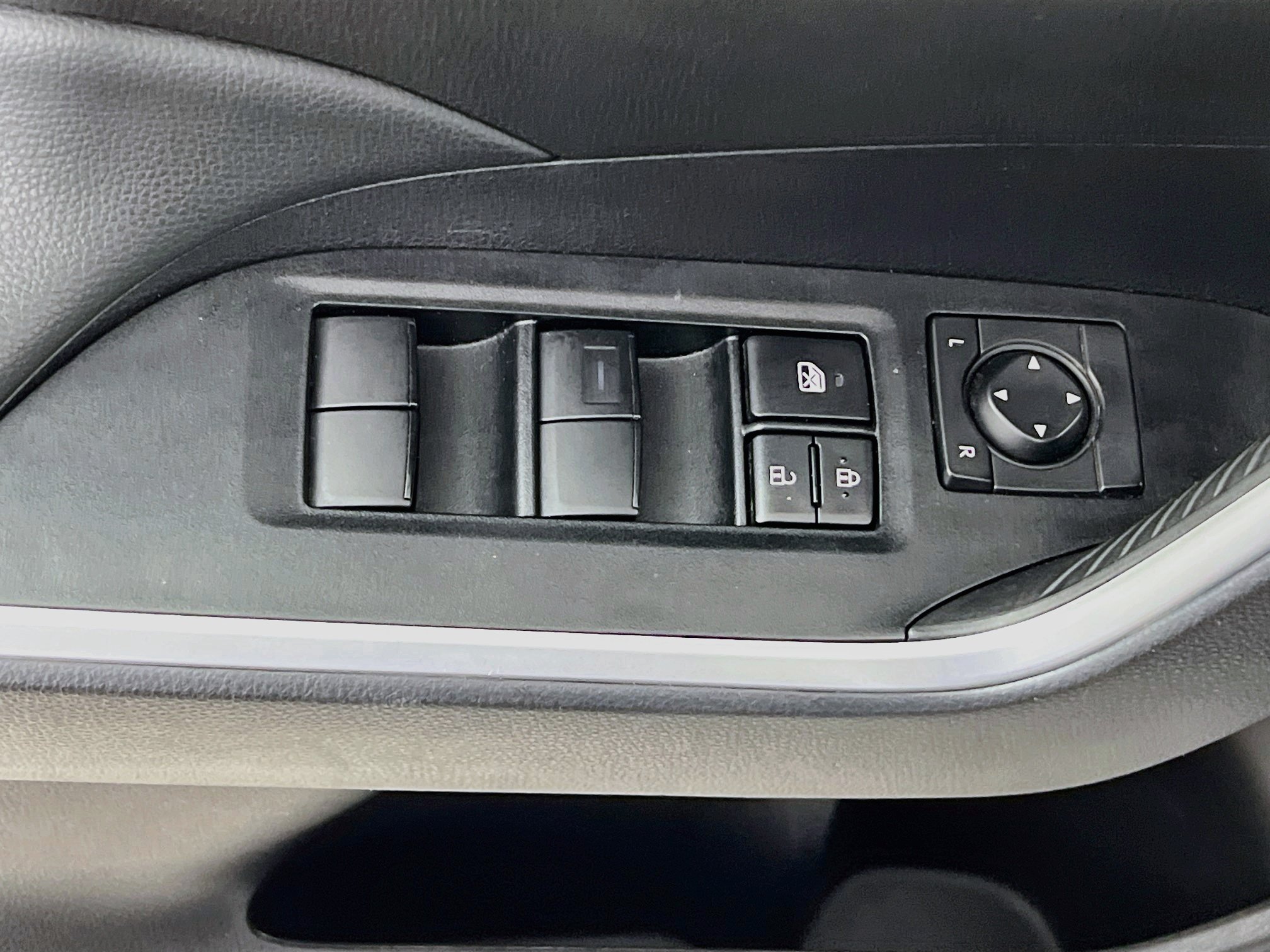 Used 2025 Toyota RAV4 LE AWD/4WD image 17