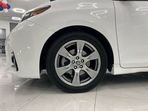 Used 2019 Toyota Sienna SE Premium w/ Carpet Mat Package image 37