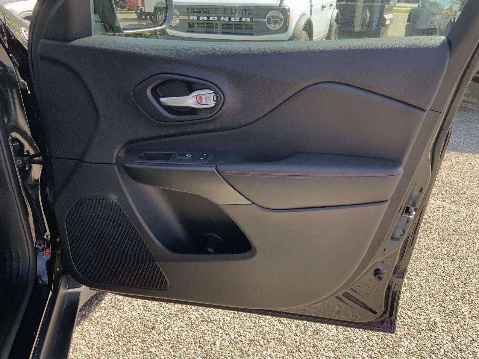 Used 2022 Jeep Cherokee Trailhawk AWD/4WD image 49