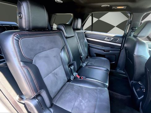 Used 2018 Ford Explorer XLT w/ Equipment Group 202A AWD/4WD image 27