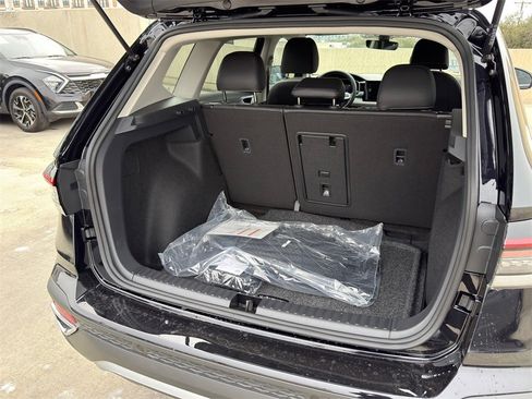 New 2026 Volkswagen Taos SE image 9