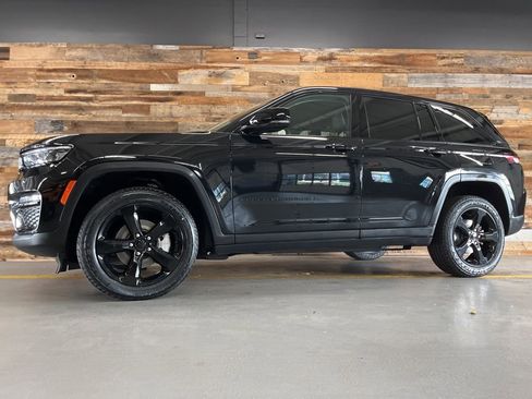 Used 2023 Jeep Grand Cherokee Limited w/ Black Appearance Package AWD/4WD image 17