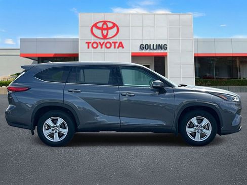 Used 2022 Toyota Highlander LE AWD/4WD image 6