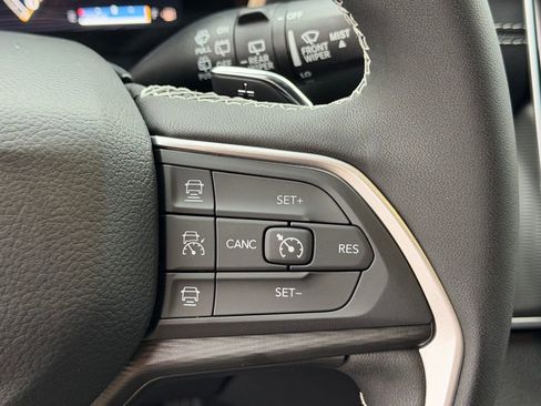 New 2025 Jeep Grand Cherokee L Laredo image 17