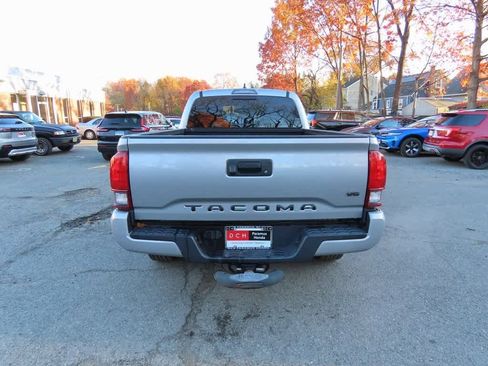 Used 2019 Toyota Tacoma TRD Sport image 5