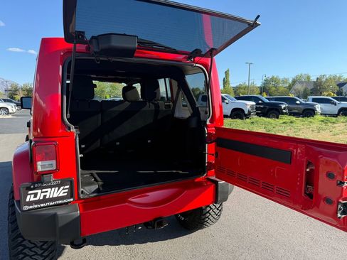 Used 2018 Jeep Wrangler Unlimited Sahara w/ Max Tow Package AWD/4WD image 13