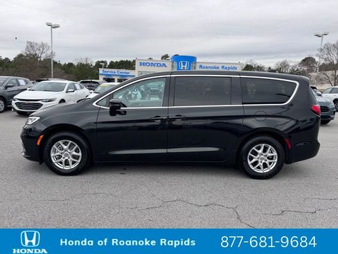 Used 2023 Chrysler Pacifica Touring-L image 3