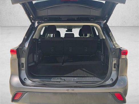 Used 2022 Toyota Highlander LE FWD image 6