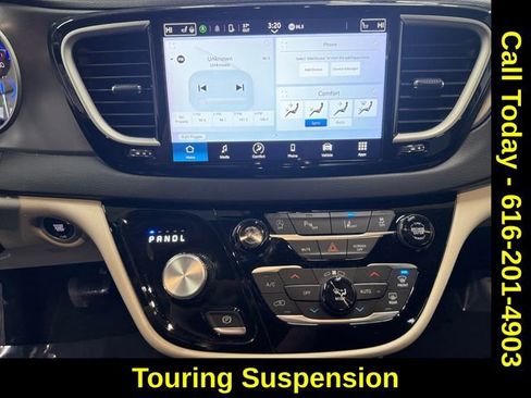 Used 2024 Chrysler Pacifica Touring-L image 5