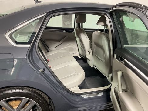 Used 2017 Volkswagen Passat 1.8T R-Line FWD image 32