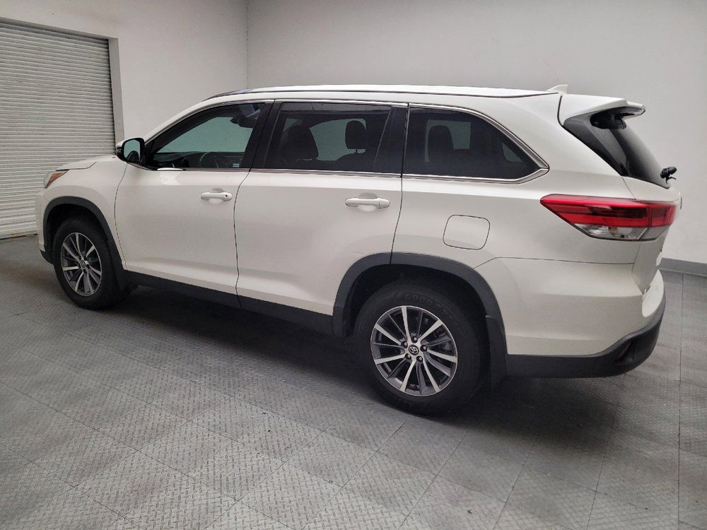 Used 2019 Toyota Highlander XLE FWD image 3