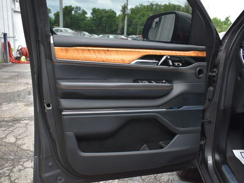 Used 2022 Jeep Grand Wagoneer Series III AWD/4WD image 12