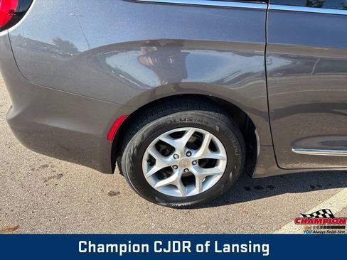 Used 2017 Chrysler Pacifica Touring-L w/ Tire & Wheel Group FWD image 38