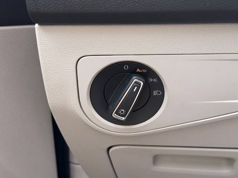 Certified 2024 Volkswagen Tiguan SE FWD image 30