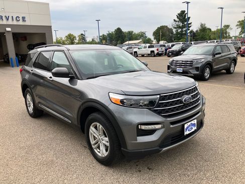 Used 2024 Ford Explorer XLT w/ Equipment Group 202A AWD/4WD image 4