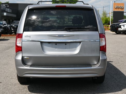 Used 2016 Chrysler Town & Country Touring FWD image 11