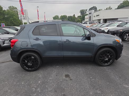 Used 2022 Chevrolet Trax LT w/ Sport Edition FWD image 2