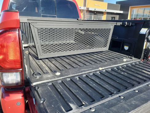 Used 2018 Toyota Tacoma TRD Sport w/ Technology Package image 31