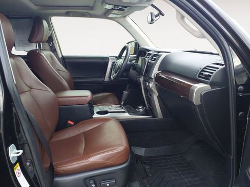 Used 2018 Toyota 4Runner SR5 AWD/4WD image 9