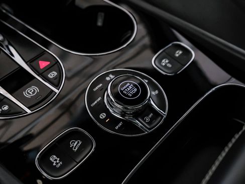 Used 2017 Bentley Bentayga image 24