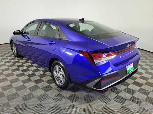 Used 2024 Hyundai Elantra SE FWD image 5