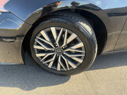 Used 2025 Nissan Altima 2.5 SV FWD image 11