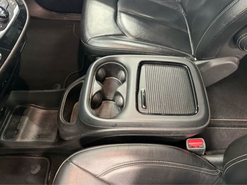 Used 2021 Chrysler Pacifica Touring-L w/ Uconnect Theater Family Group AWD/4WD image 18