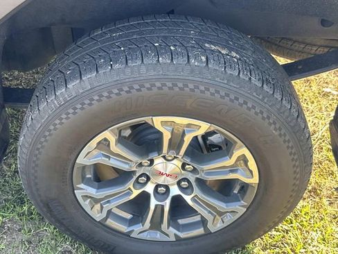 Used 2025 GMC Sierra 1500 SLT image 12