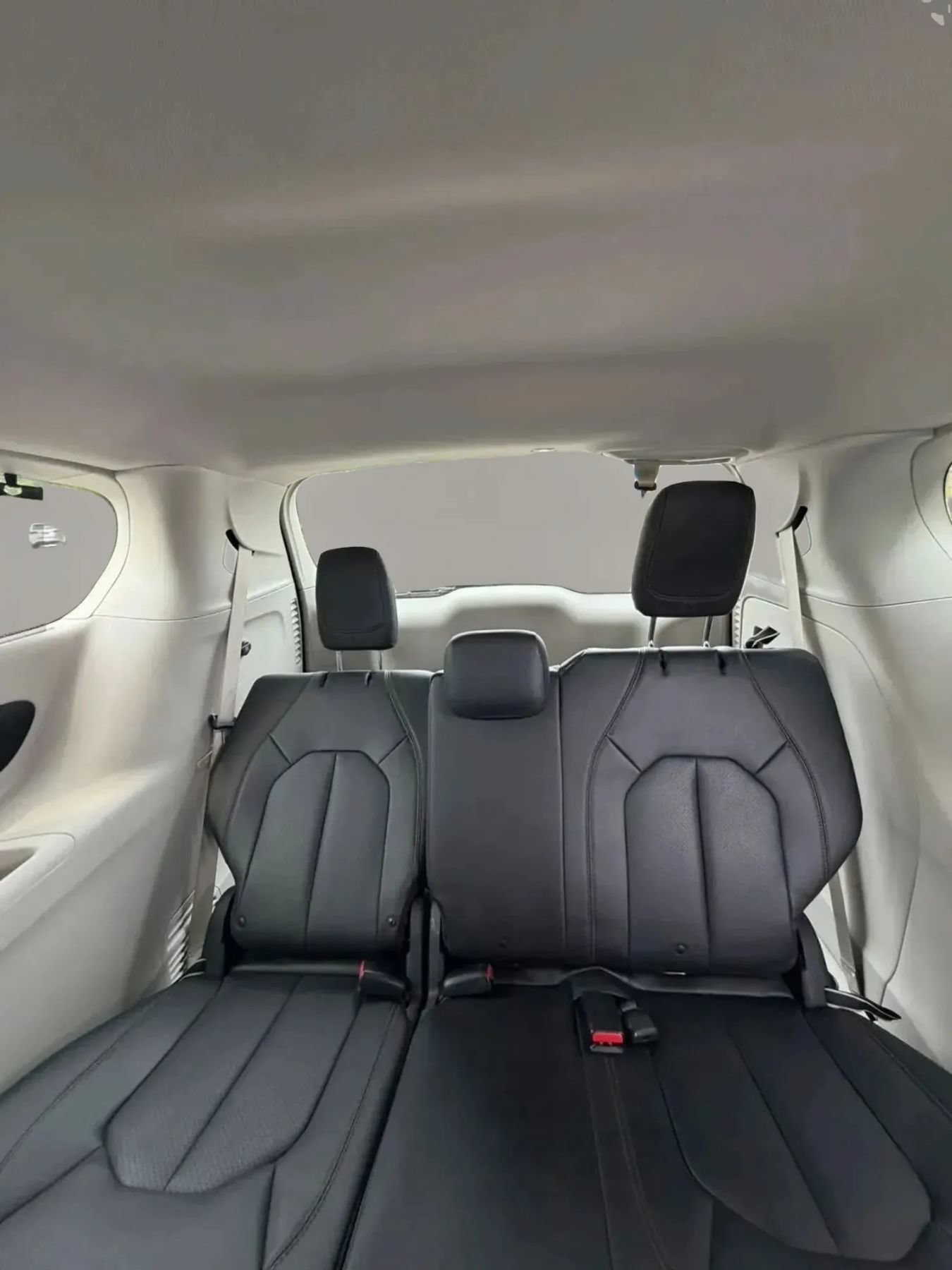 Used 2020 Chrysler Pacifica Touring-L FWD image 19