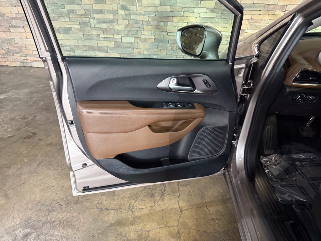 Used 2017 Chrysler Pacifica Limited w/ UConnect Theater Package FWD image 9
