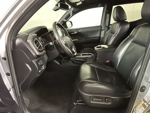 Used 2020 Toyota Tacoma TRD Sport w/ TRD Premium Sport Package AWD/4WD image 11