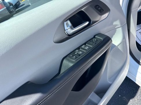 Used 2023 Chrysler Pacifica Touring-L FWD image 14