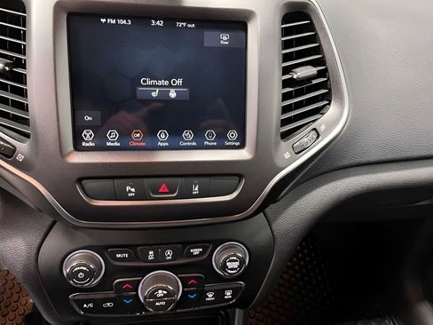 Used 2021 Jeep Cherokee Trailhawk AWD/4WD image 17