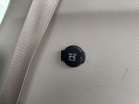 Used 2024 Chrysler Voyager LX image 9